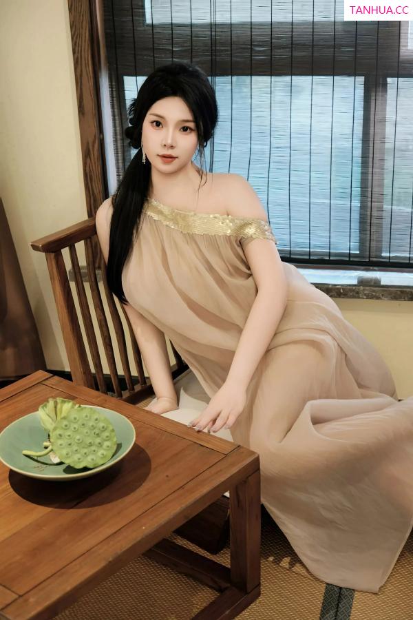   [XiuRen]高清写真图 2025.07.03 No.10500 麦田 透视连衣裙第11张图片